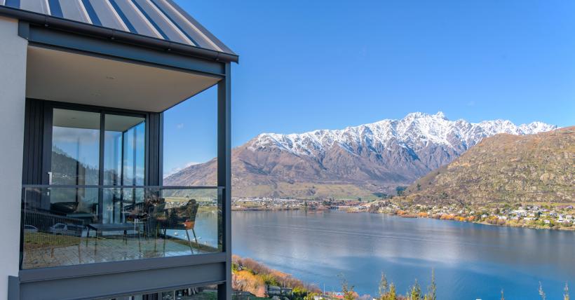 Exterior Balcony to Remarkables
